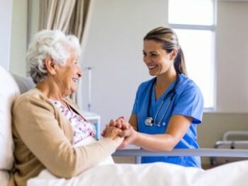 Conoce qué estudia un auxiliar de geriatría y cómo formarte en ELBS