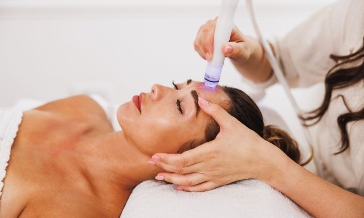 Cabezal de radiofrecuencia aplicado en tratamiento facial en centro de estética profesional