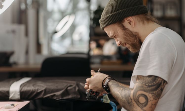 Descubre como aprender a tatuar y qué requisitos necesitas con ELBS
