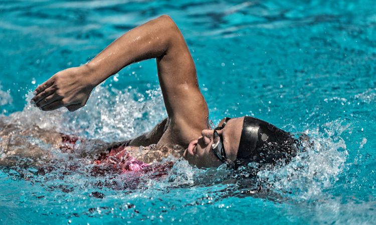 Conoce cómo respirar al nadar con ejercicios para principiantes