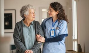 Conoce las funciones de los enfermeros geriátricos