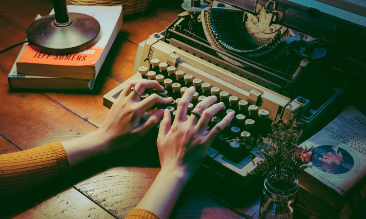 Conoce cómo evitar los clichés literarios con ejemplos, tips y una guía completa