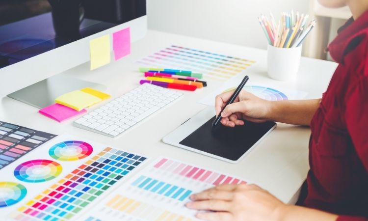 Pantalla con herramientas de diseño gráfico gratuitas abiertas en ordenador
