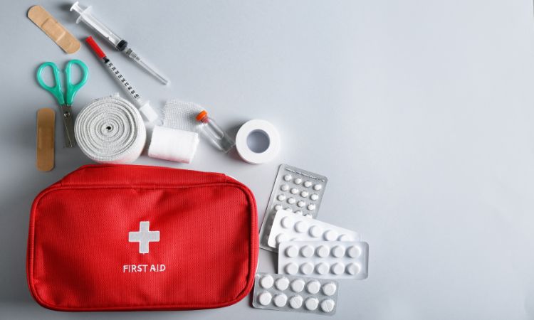 ¿Qué debe llevar un kit de primeros auxilios?