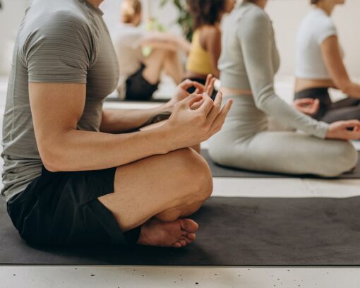 Conoce el máster en yoga y en psicología holística y descubre los beneficios de estudiarlo