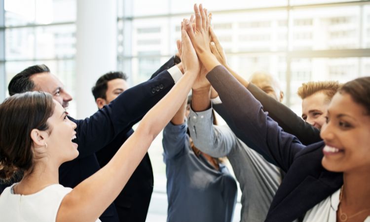 Aprende cómo fomentar la motivación laboral, ejemplos y técnicas