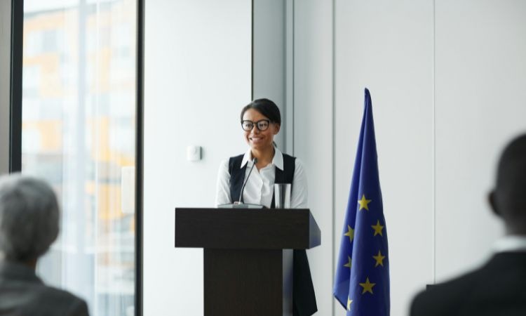 Conoce si se puede ser político sin estudios