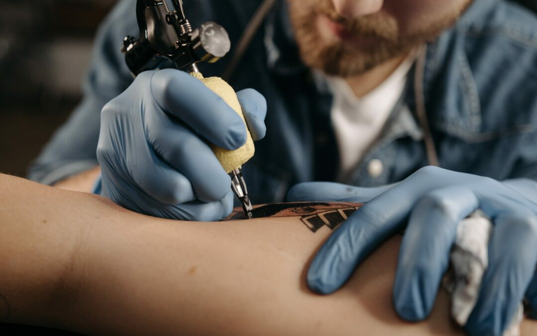 Conoce cuál es el sueldo de un tatuador y fórmate en Escuela ELBS