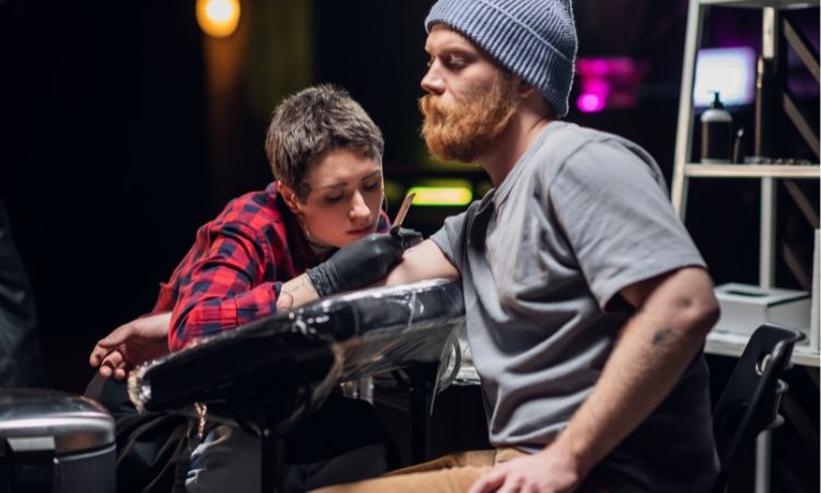 Descubre las técnicas de tatuajes y su evolución